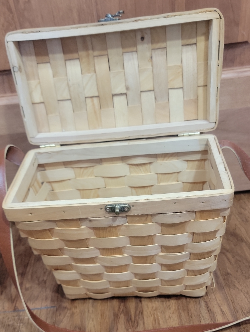 Split Cedar Picnic & Wine Basket - Picture 7 of 13
